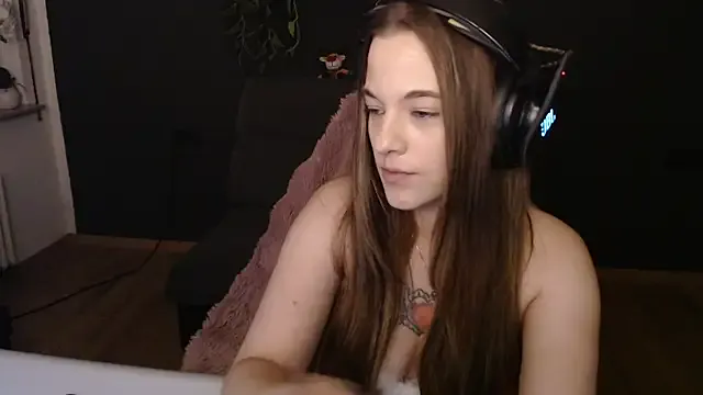 helenamoeller – webcam model profile photo Image 3