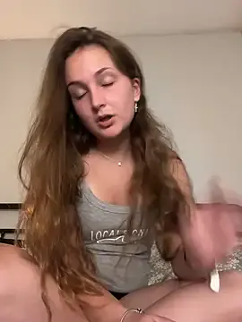 LuccyMilky – webcam model profile photo Image 11