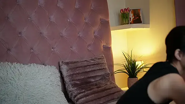 miumiu-66 – webcam model profile photo Image 12