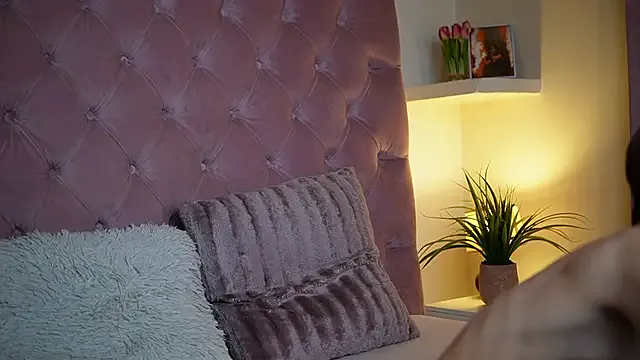 miumiu-66 – webcam model profile photo Image 14