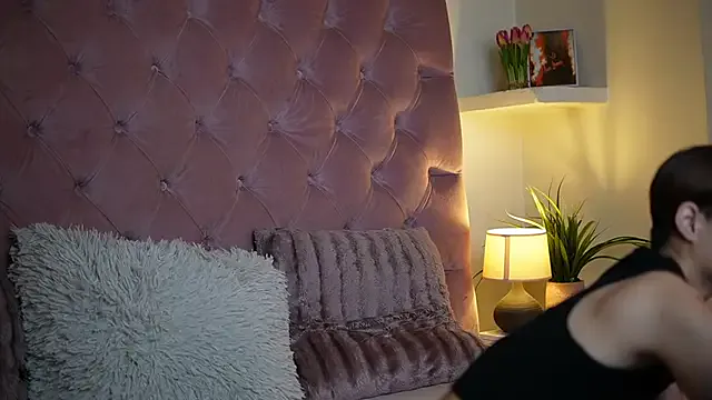 miumiu-66 – webcam model profile photo Image 4