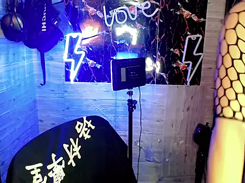 NinaVegas – webcam model profile photo Image 2