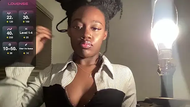 KleoWood – webcam model profile photo Image 8