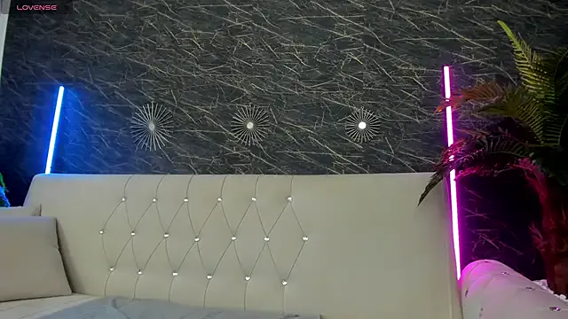 LucieWillis – webcam model profile photo Image 15