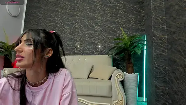 LucieWillis – webcam model profile photo Image 8