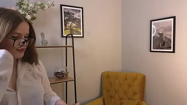 powq05 – webcam model profile photo Image 3