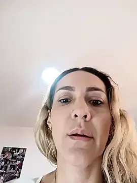 HornyGirlH – webcam model profile photo Image 3