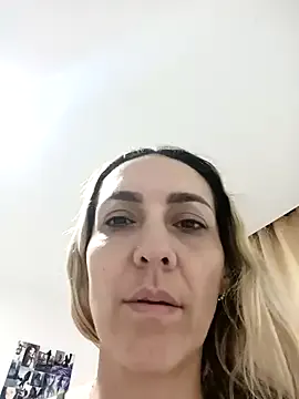 HornyGirlH – webcam model profile photo Image 4