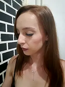 RedQQueen – webcam model profile photo Image 2