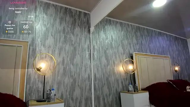 pettiteNAIOMIxxx – webcam model profile photo Image 12