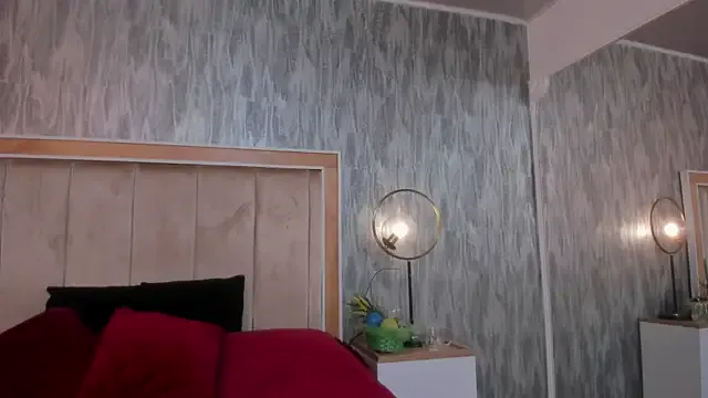 pettiteNAIOMIxxx – webcam model profile photo Image 18