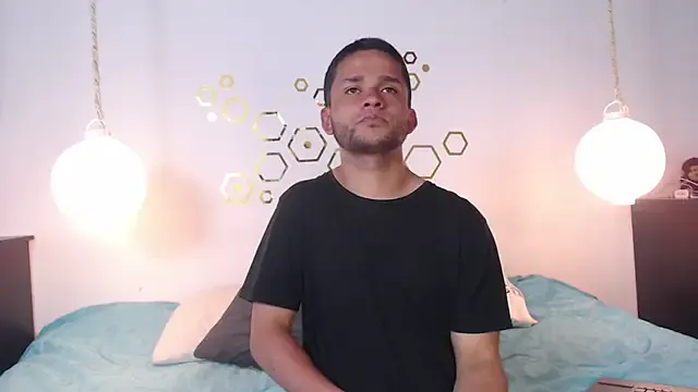 LT-333 – webcam model profile photo Image 11