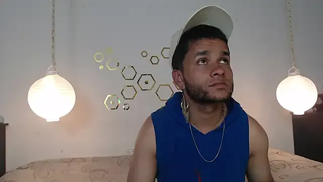 LT-333 – webcam model profile photo Image 14