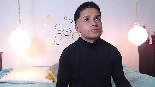 LT-333 – webcam model profile photo Image 16