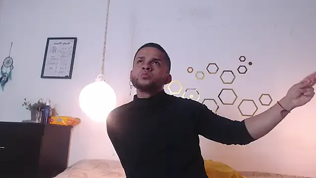 LT-333 – webcam model profile photo Image 7