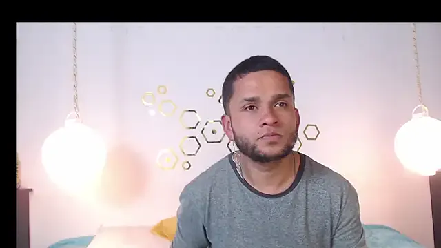 LT-333 – webcam model profile photo Image 9