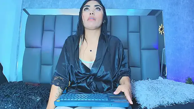 CintiaHolms – webcam model profile photo Image 2