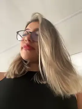 Lillaluvv – webcam model profile photo Image 3