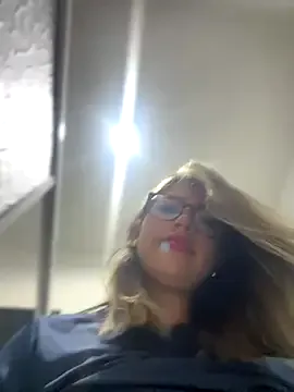 Lillaluvv – webcam model profile photo Image 9