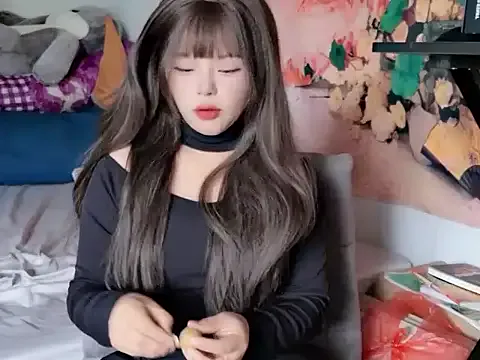 LolaLustful – webcam model profile photo Image 3