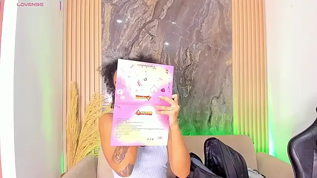 LucieWillis – webcam model profile photo Image 15