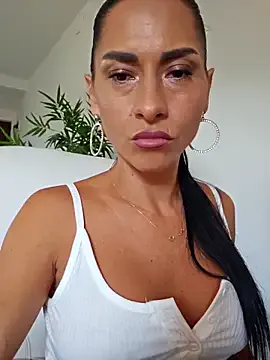 EMYILIA – webcam model profile photo Image 3