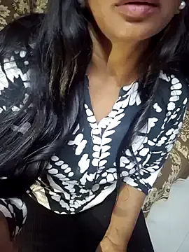 LeyaKan – webcam model profile photo Image 3