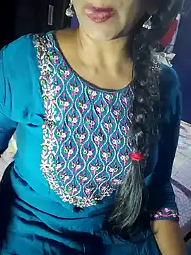 LeyaKan – webcam model profile photo Image 5