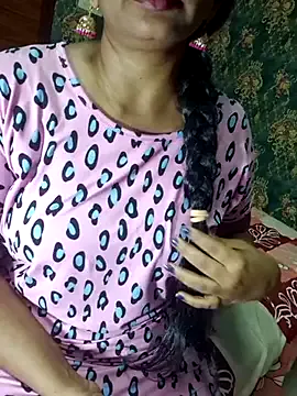 LeyaKan – webcam model profile photo Image 8