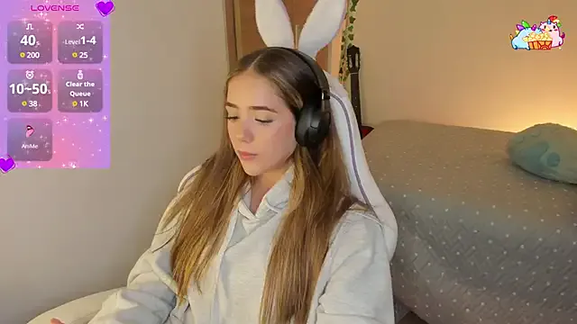 EvelyneFlirtyMilf – webcam model profile photo Image 7