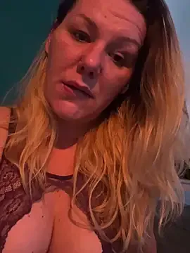 KYALOx1 – webcam model profile photo Image 6