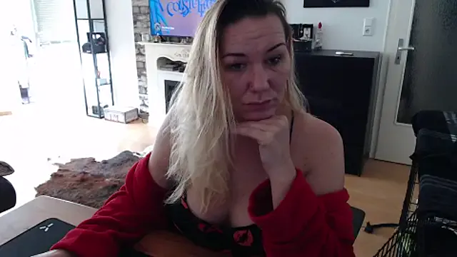 KYALOx1 – webcam model profile photo Image 9