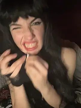 LolaMills – webcam model profile photo Image 6