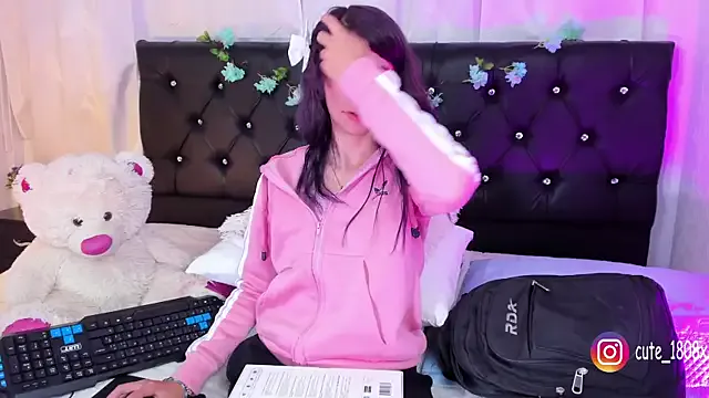 DeliaMarlow – webcam model profile photo Image 6