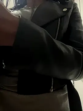 IORio2 – webcam model profile photo Image 2