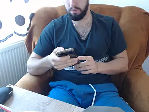 LEONAAx – webcam model profile photo Image 3