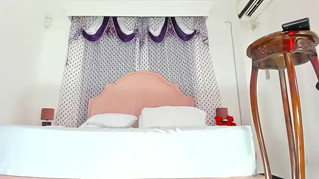 FoxyTaylor – webcam model profile photo Image 8