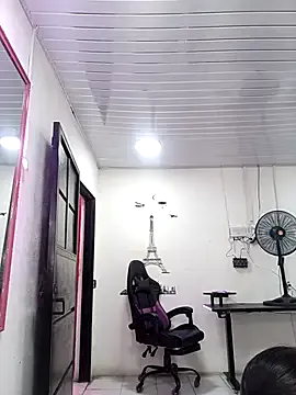 TOP_po – webcam model profile photo Image 2