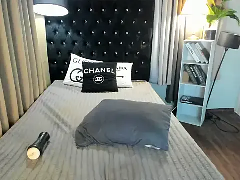 newMichelle – webcam model profile photo Image 10