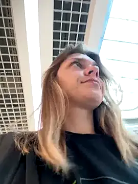 Cameron_April – webcam model profile photo Image 2