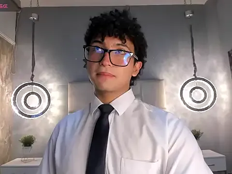 ElianJulian – webcam model profile photo Image 2