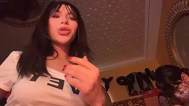 SerenaWolf – webcam model profile photo Image 2