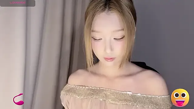 zui_lu – webcam model profile photo Image 2