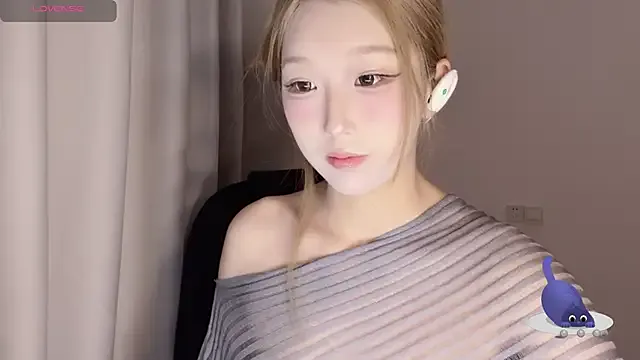 zui_lu – webcam model profile photo Image 4